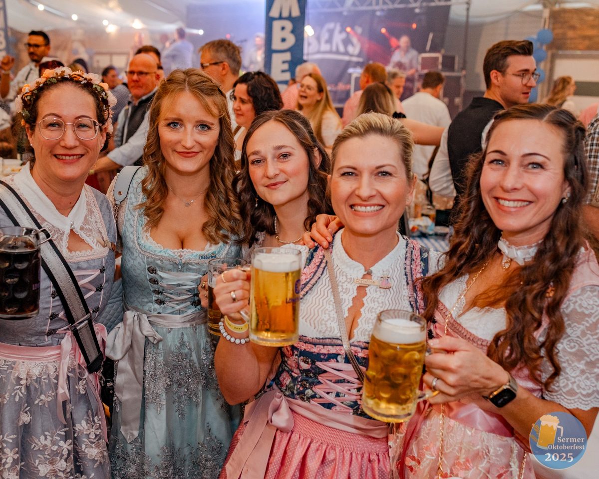 Gäste beim Sermer Oktoberfest 2025