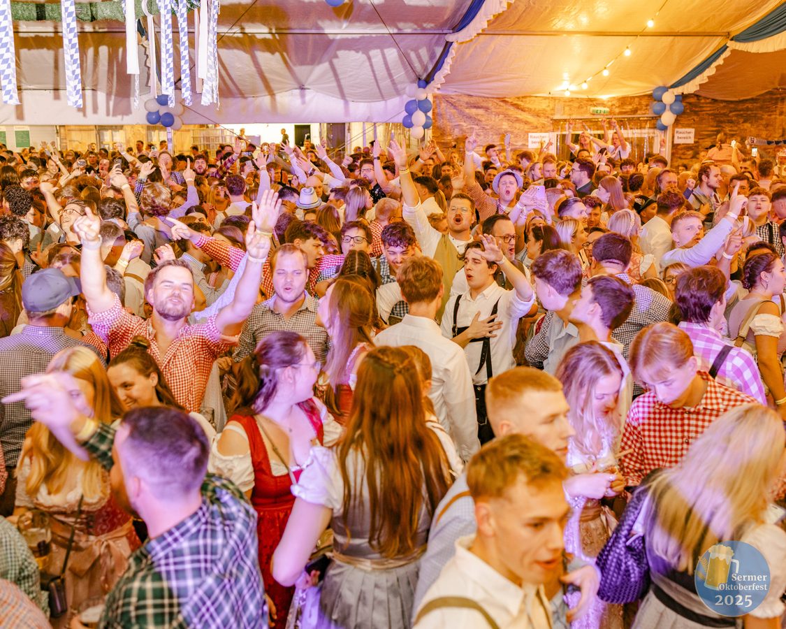 Stimmung im Festzelt Sermer Oktoberfest 2025